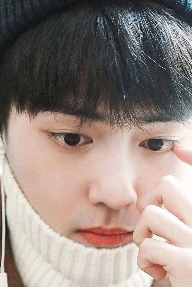 记得在风波期间,有次肖战拍杂志封推的消息被曝光,引起大量黑子的"群