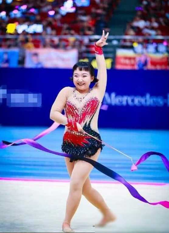 辣目洋子话题引发热议!她是"丑不自知"还是"备受关注"?