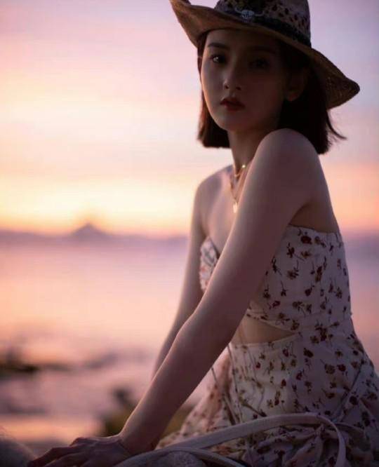 宋祖儿的嘴巴是樱桃小嘴,非常玲珑小巧,嘴唇是m字唇形,唇珠明显,嘴角