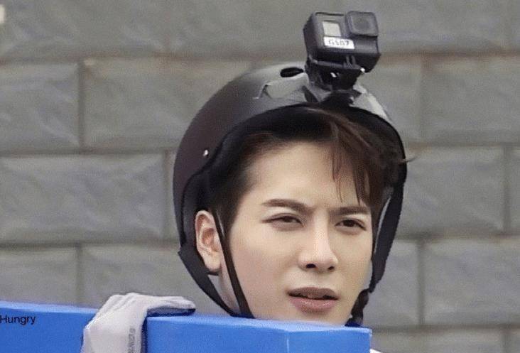 原创李晨收藏跑男嘉宾名牌画面切换到名牌现男友名牌却很吸睛