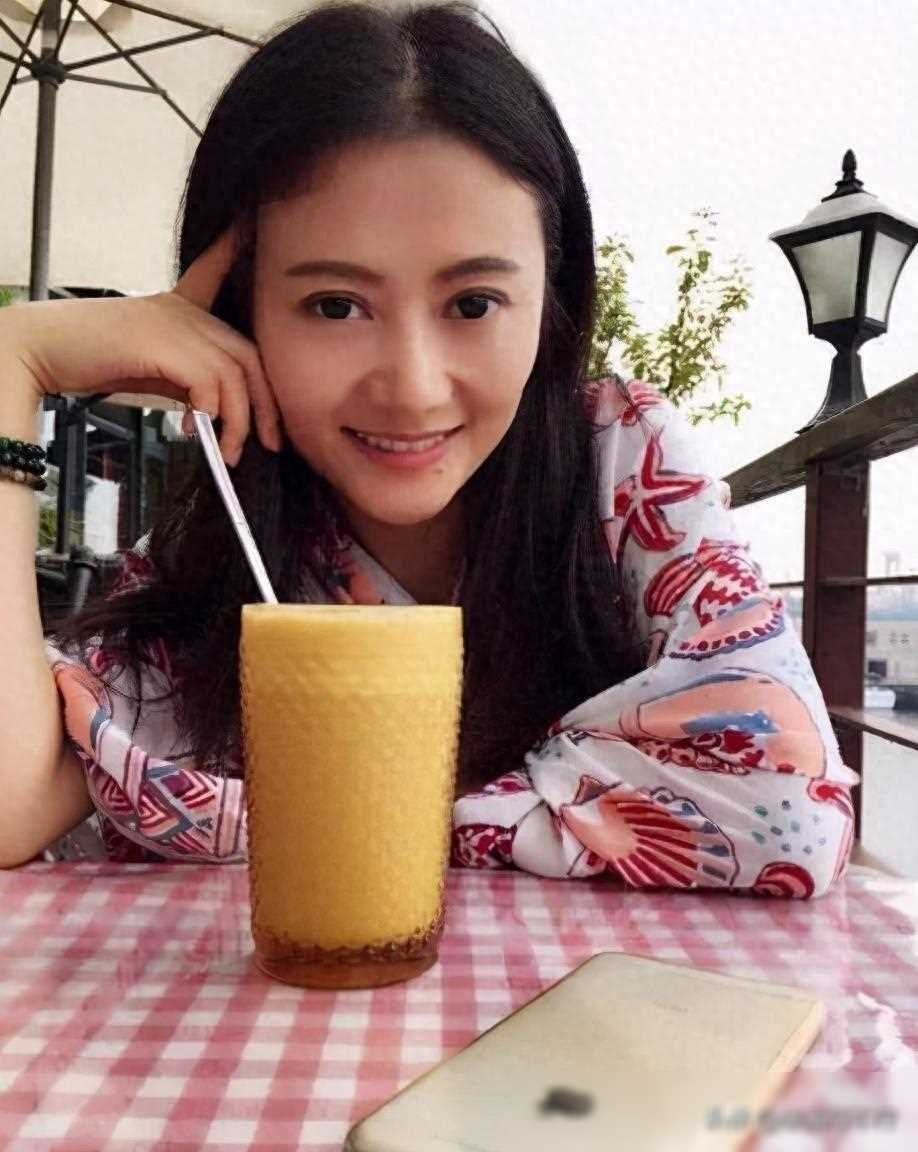 央视前主持人离婚后亮相非诚勿扰1小时牵手富豪