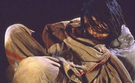 冰山发现700年前冻尸女孩容颜未变尸检结果让人痛心