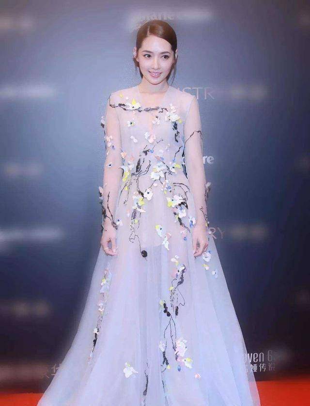 郭碧婷穿薄纱连衣裙扎低马尾亮相贵气范儿十足