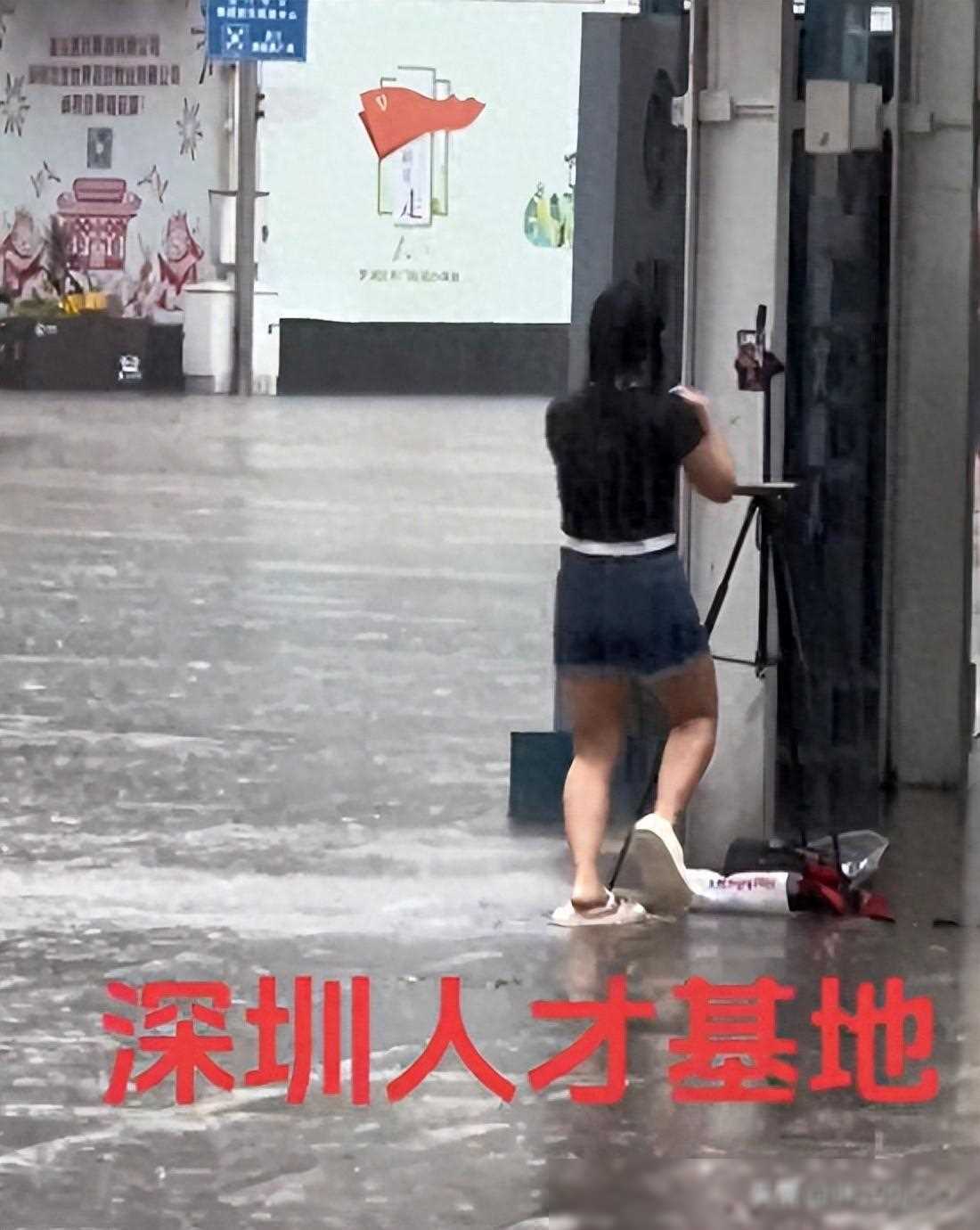 深圳女直播淋雨路人笑其疯狂却被回怼赚钱比你多得多