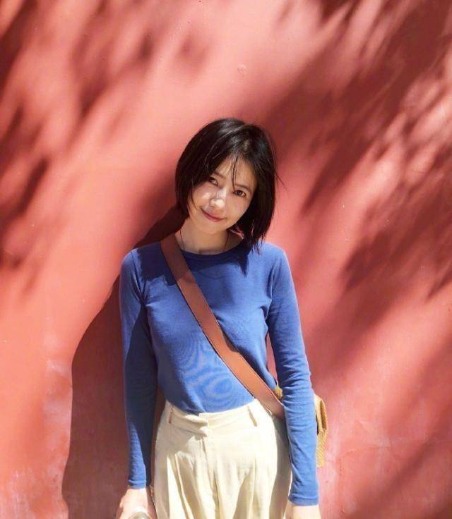 高圆圆产后首次亮相机场穿风衣配红唇却被苹果肌脸蛋抢尽风头