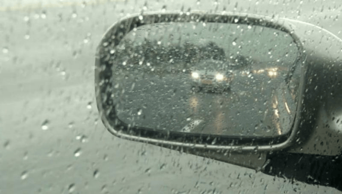 车窗下雨图片唯美图片