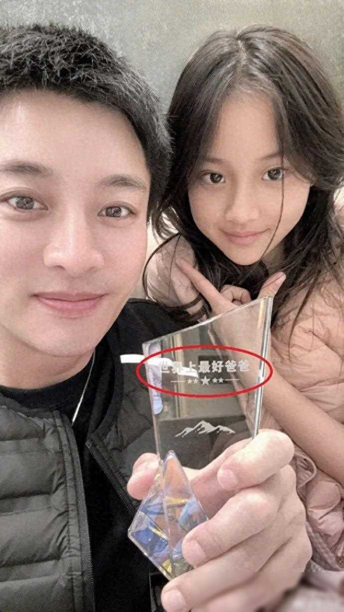 贾乃亮40岁生日获好爸爸奖杯:父爱无疆,离婚不伤娃,慈悲之至_李小璐