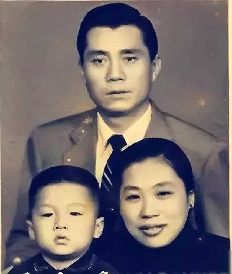 成龙与亲哥相认因家境贫寒遭拒绝幸得哥哥慷慨相助