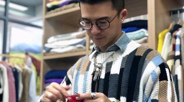 原创潘锐彬放弃外企翻译回村织毛衣常人眼里很娘却是真本事