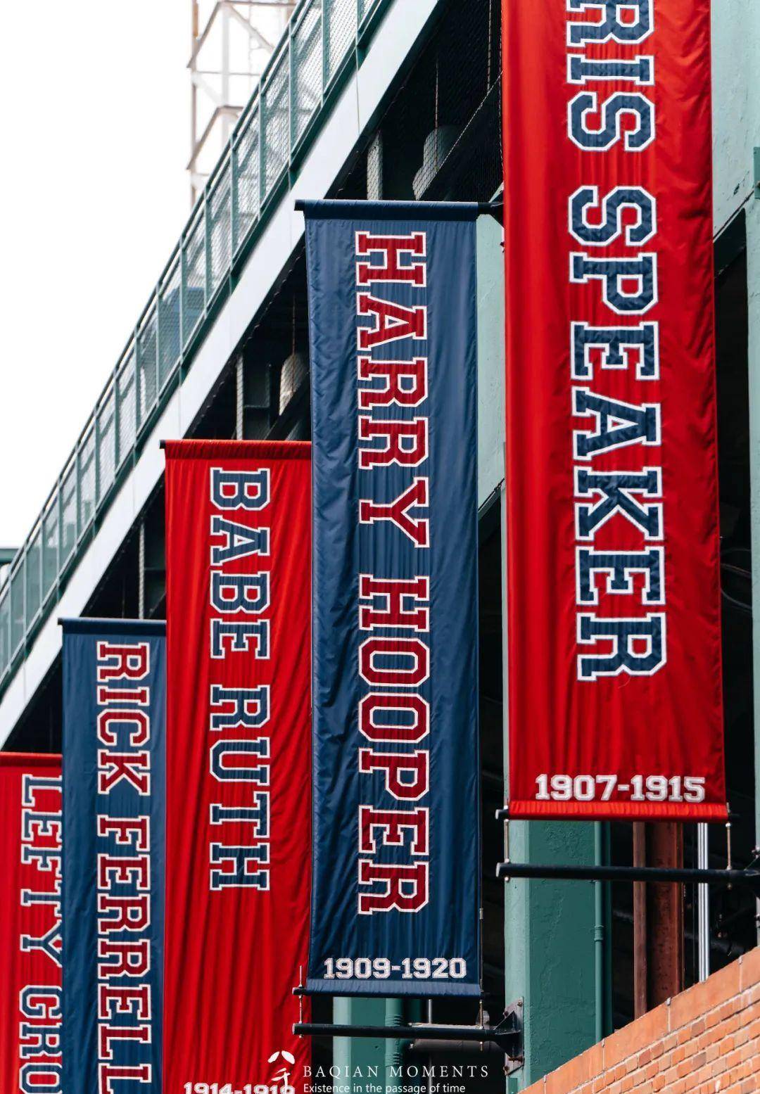 (kenmore)广场上citgo标志处为波马选手加油,呼声震耳欲聋,响彻天地