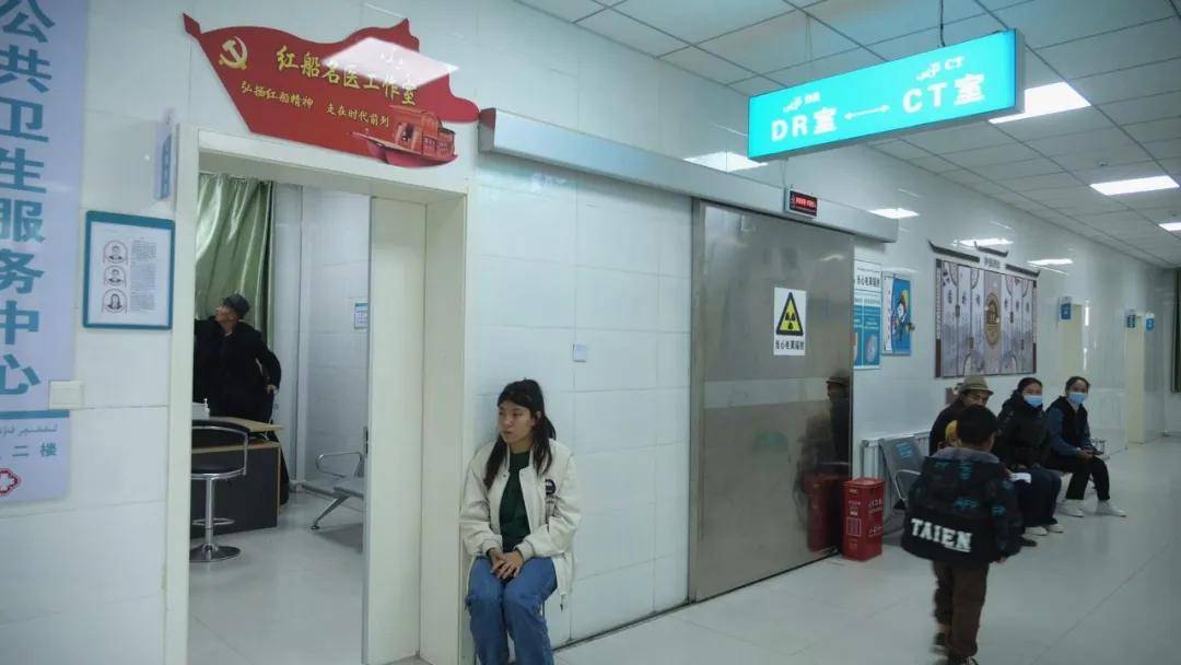 沙雅县英买力镇社区医院门诊医生麦日哈巴·热依木说:"我们对他进行了