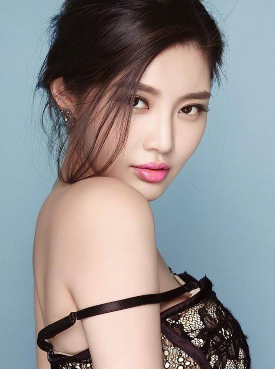 原创徐冬冬写真惊艳亮相完美身材与卓越演技共舞粉丝倾倒成潮