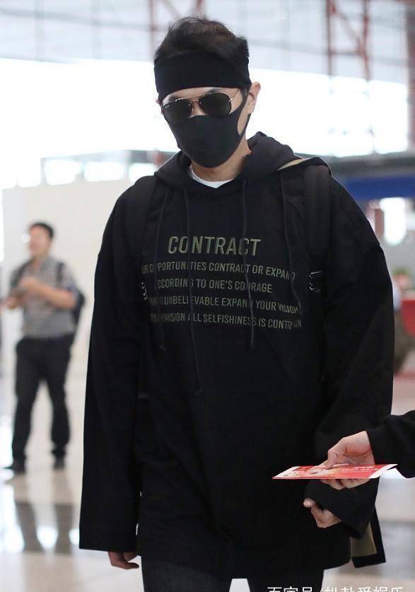 原创风波后首亮相唐艺昕略显疲惫笑容勉强张若昀低调全程无笑容