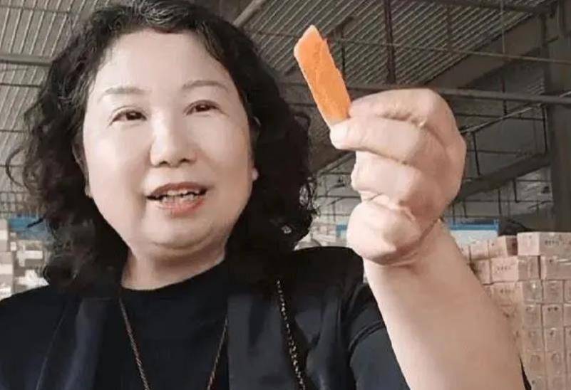 杜新枝开播带货亲自为自己喊口号,和许敏之间人气差距