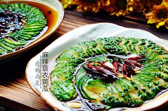 不用垫筷子,也能切出薄又整条的蓑衣黄瓜,清脆爽口入味快