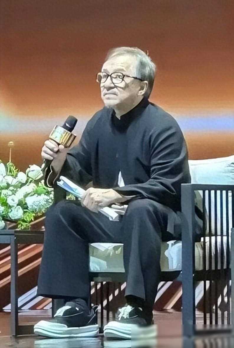 房道龙在上海遇到了陈莉莉,两人结为夫妻,生下了成龙.