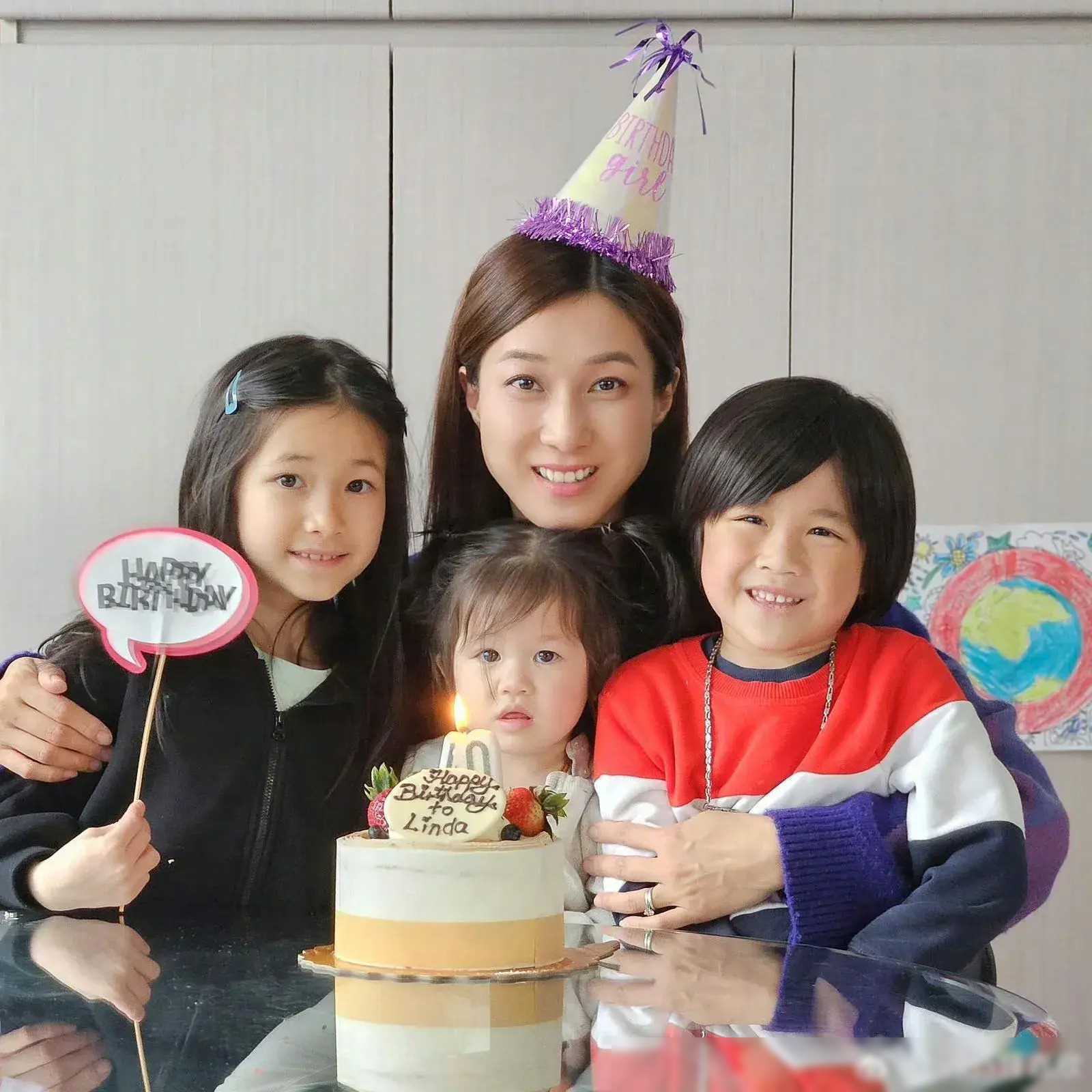 钟嘉欣的40岁生日照片不仅是对她个人生活的庆祝,也是对她辛勤付出的