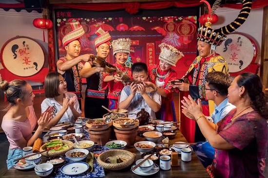 中午品尝湘西人用于招待尊贵客人的最高接待盛宴——"土匪摔碗酒".