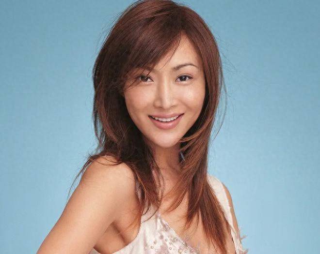 她是亚姐亚军,从小有财商,同李嘉欣同台不输阵,今当网红显年纪