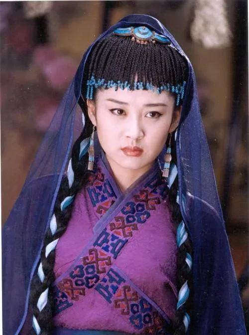 在电视剧《笑傲江湖》中出演任盈盈一角,许晴版的任盈盈端庄有余,邪魅