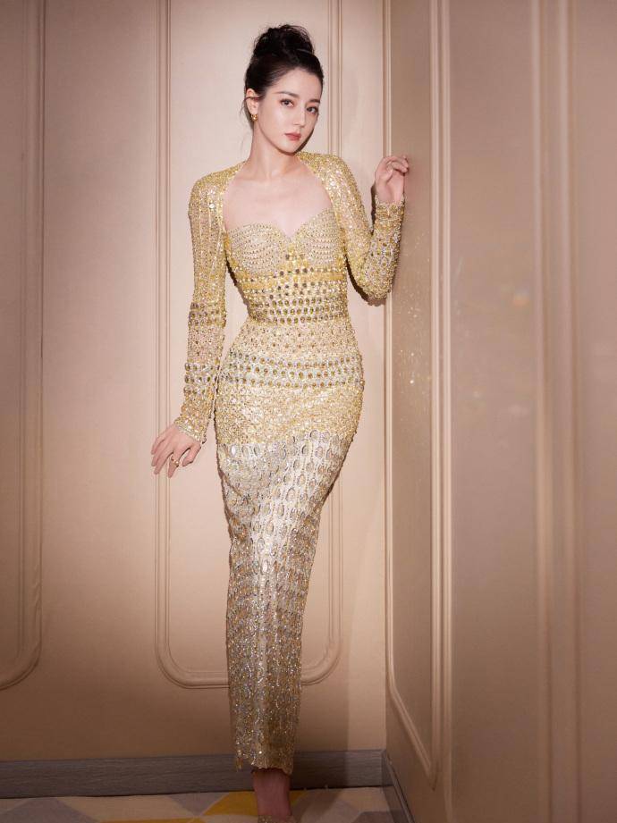 迪丽热巴水晶缀饰礼服高贵又优雅完美突出优越好身材