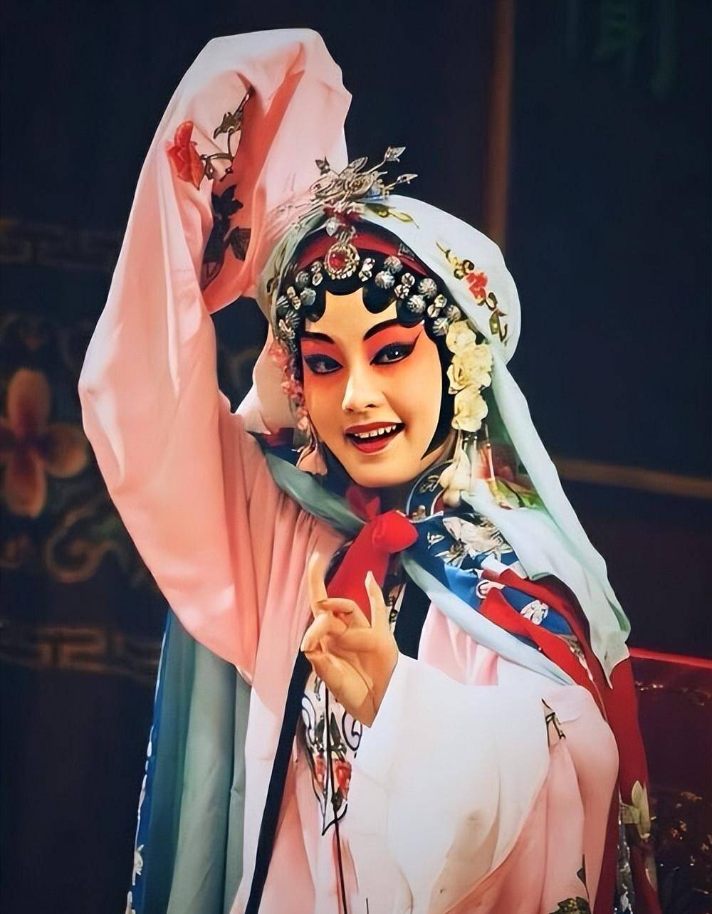 李沁:国家秘密培养她9年,转身却踏进娱乐圈,背后原因令人感慨_昆曲