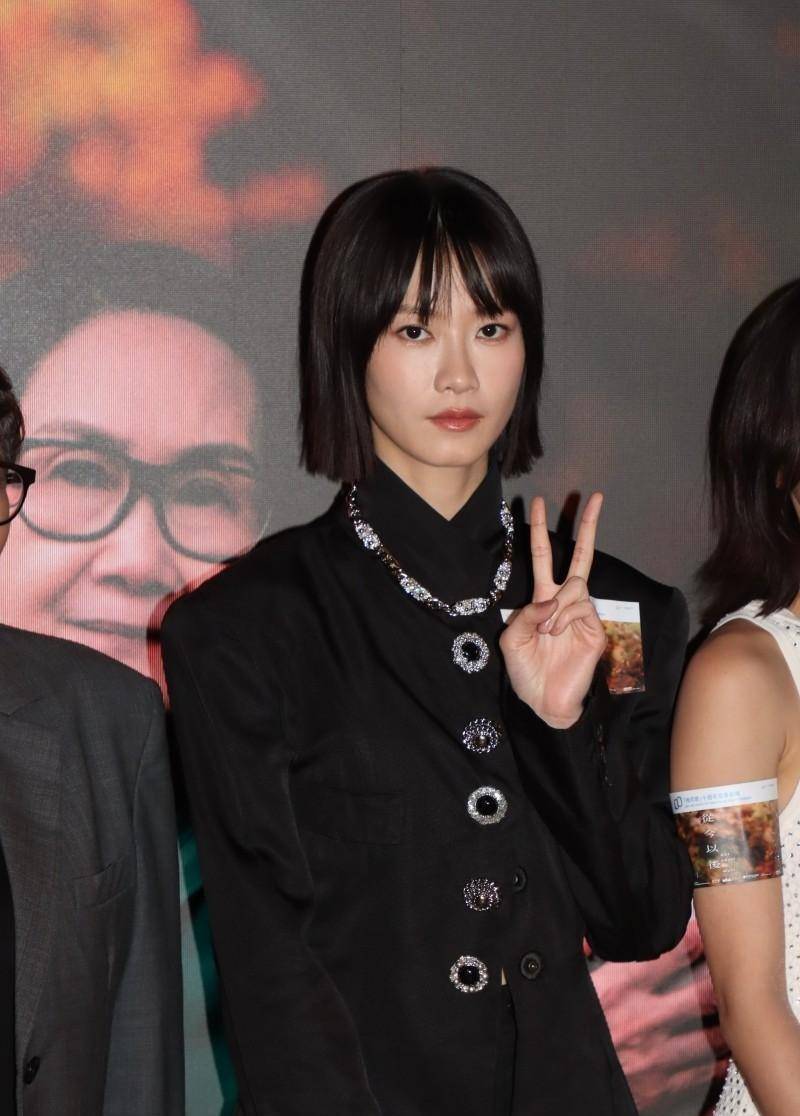 姜大卫老婆中耳积水戴助听器现身,下月520结婚50周年不计划大搞