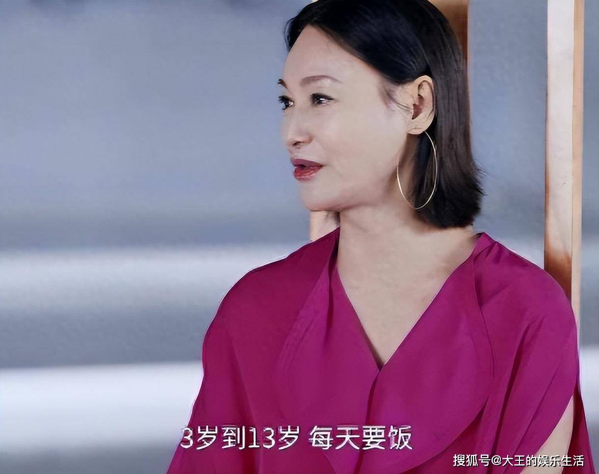 64岁惠英红:不婚不育,穿着婚纱,苦等初恋52年