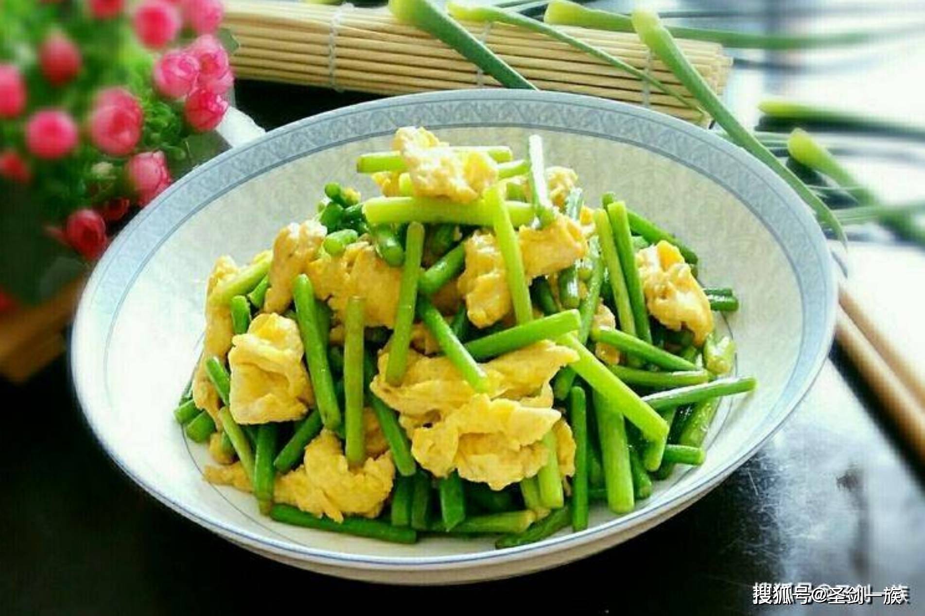 年纪大了吸收能力下降,建议少吃纯肉多吃荤素菜,营养均衡好吸收_备用_槐花_食用油