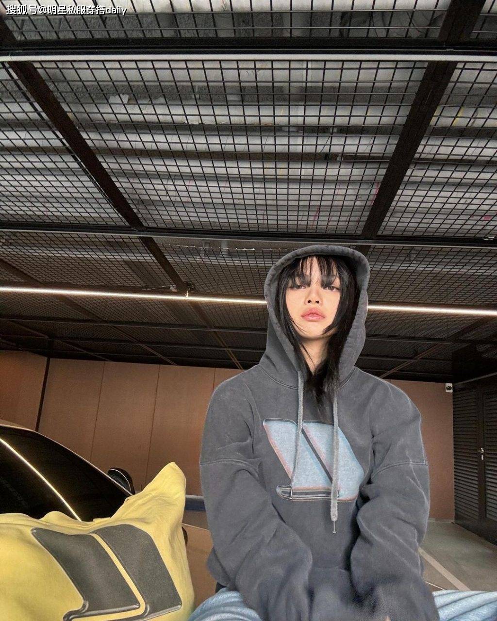 盘点lisa9套日常穿搭,50万手表搭卫衣,一口气买下近3000万别墅低调