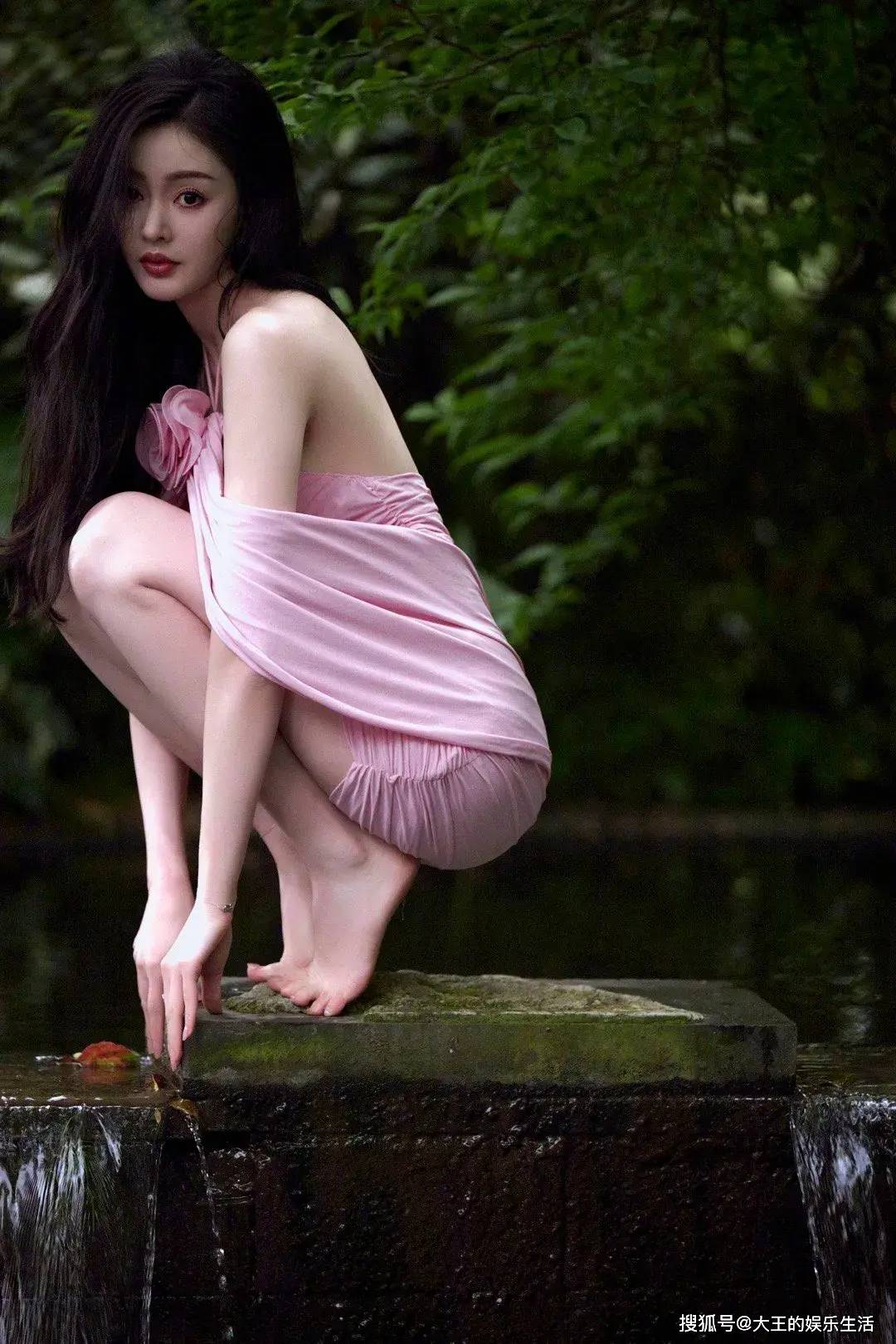 "纯欲天花板"张天爱粉色包臀裙美图,美是美但却被骂惨了!