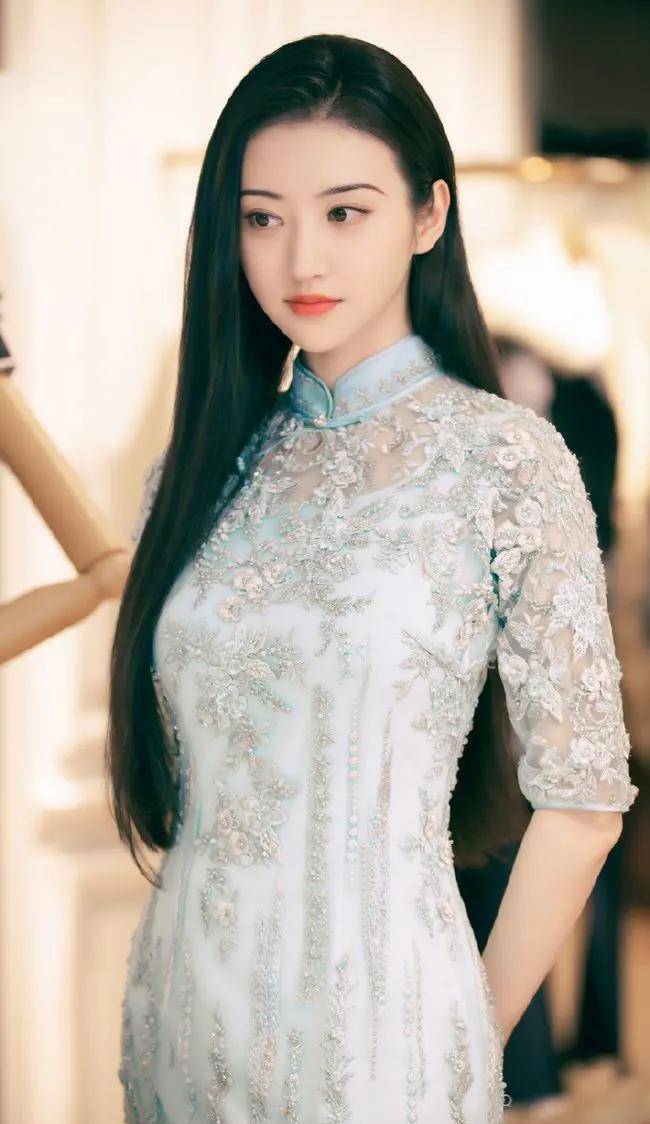 景甜的颜值人尽皆知,皮肤白眼睛大,标志的大气美女长相.