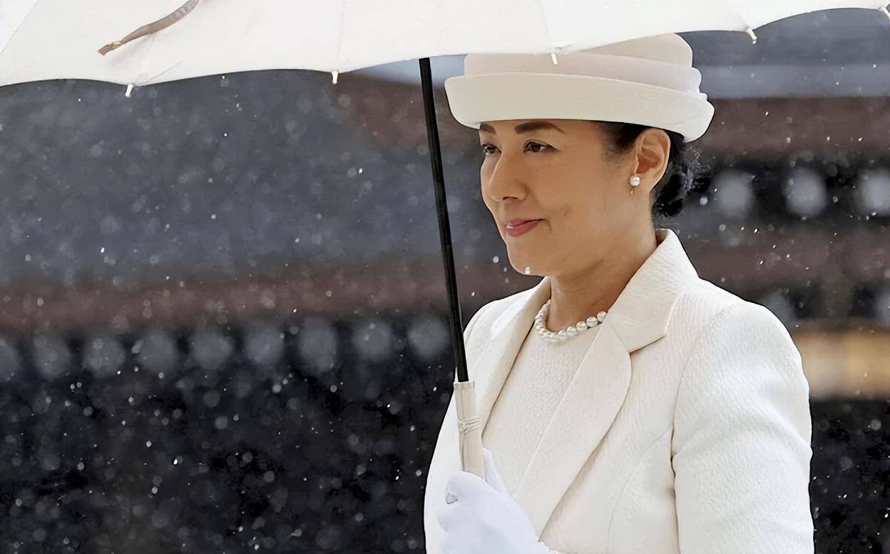 日本雅子皇后变美了!穿蕾丝夹克极具东方美感,梳低盘发温婉大气