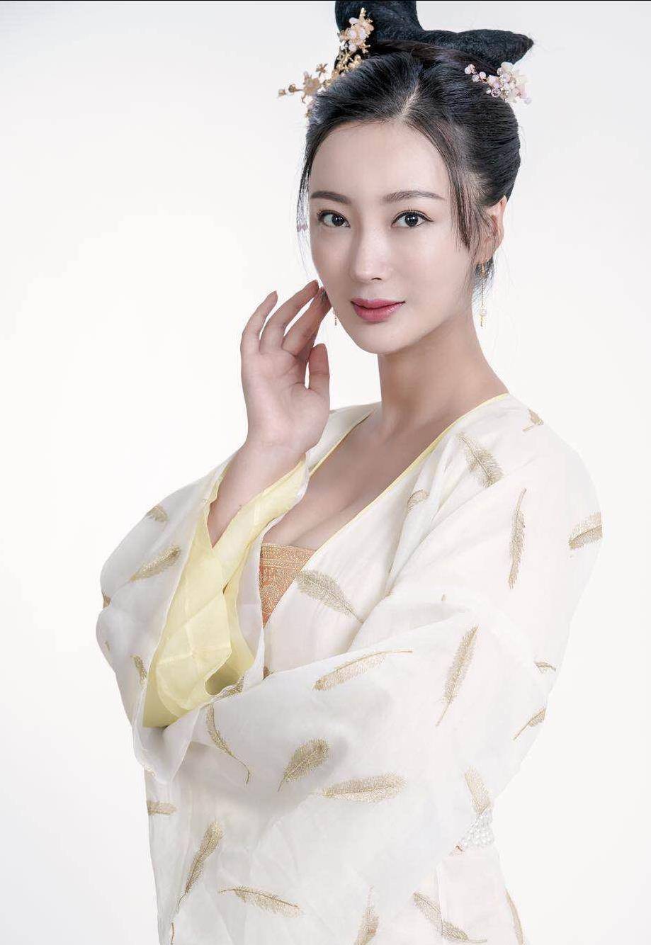 王李丹妮简直就是时尚的代名词,身材火热,媚眼如丝,真的好诱惑