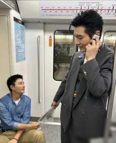 贾黄晓明坐地铁早高峰疲惫无人让座引争议