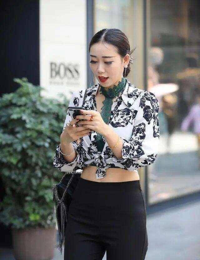 黑白花纹上衣搭配黑色经典打底裤考验搭配师能力穿搭基础知识