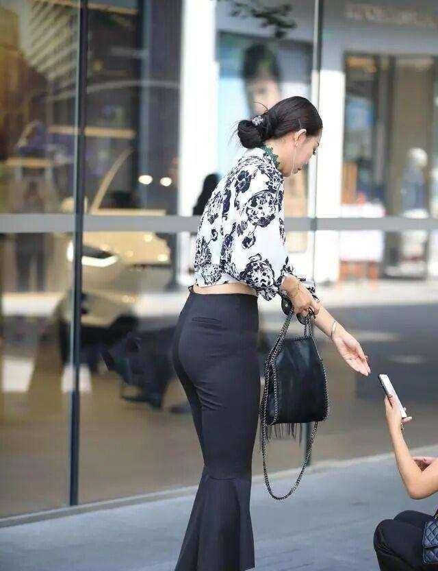 黑白花纹上衣搭配黑色经典打底裤考验搭配师能力穿搭基础知识