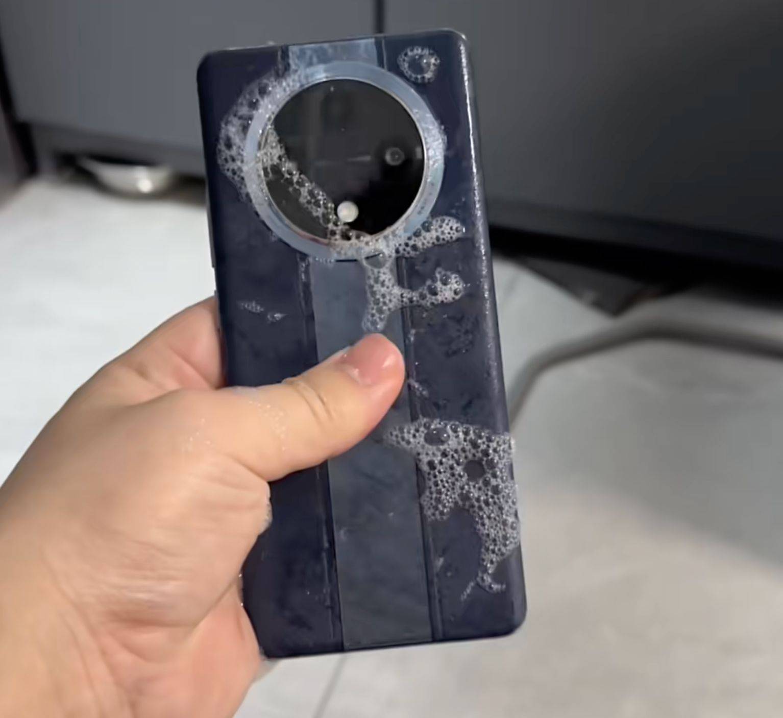 又来折磨新机oppoa3pro遭网友蹂躏硬度比诺基亚还强