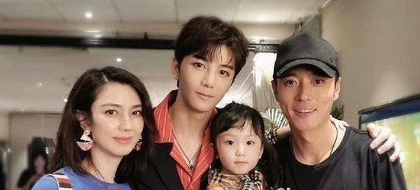 洪欣否认与张丹峰离婚晒出一张温馨的三人合照并配文享受天伦之乐