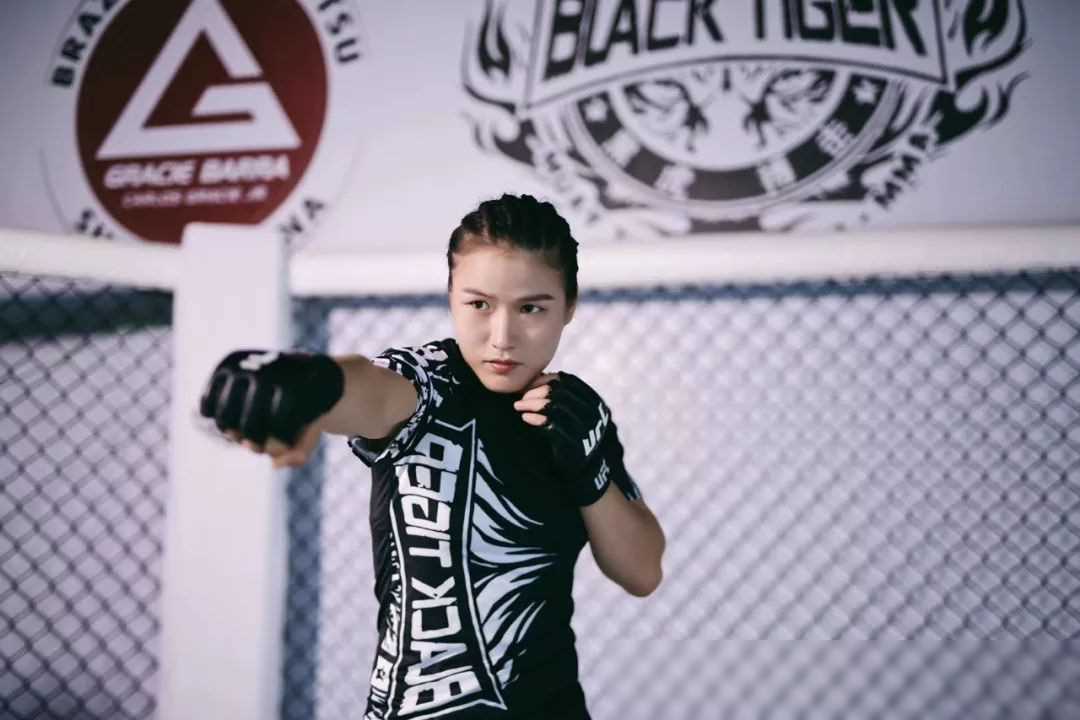 原创张伟丽逆转夺冠铁娘子逆袭家庭背景曝光23年财富值几何