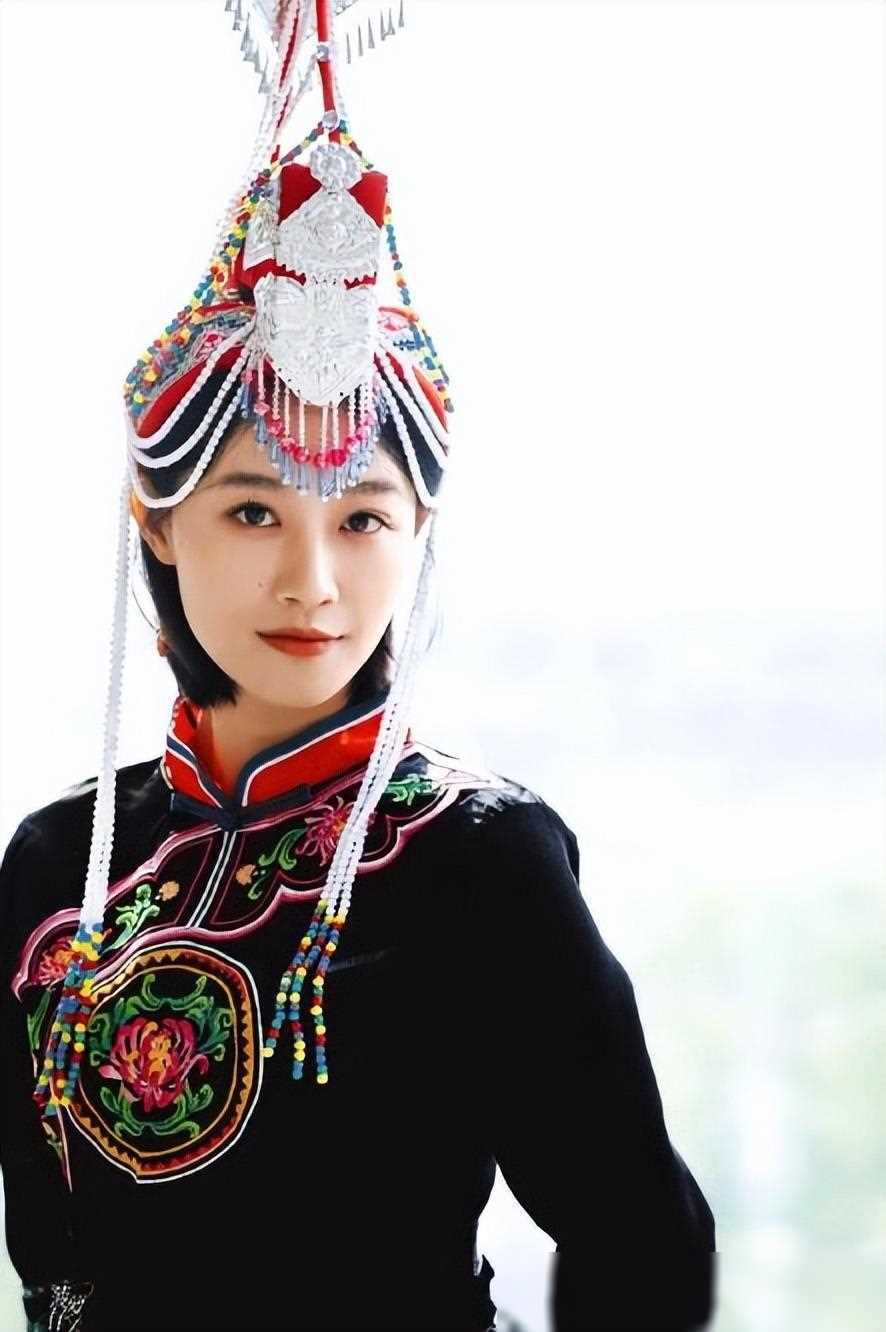 蓝盈莹33岁风采依旧民族服饰亮相引热议腰间赘肉成焦点