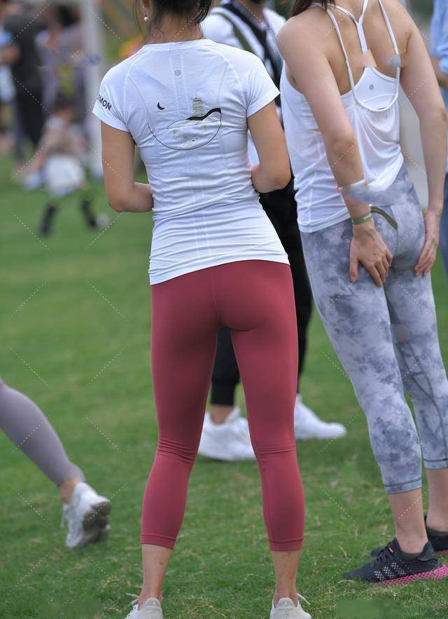 红褐色紧身运动裤穿搭,喜庆明亮又不是青春活泼_裤子_时尚_白色