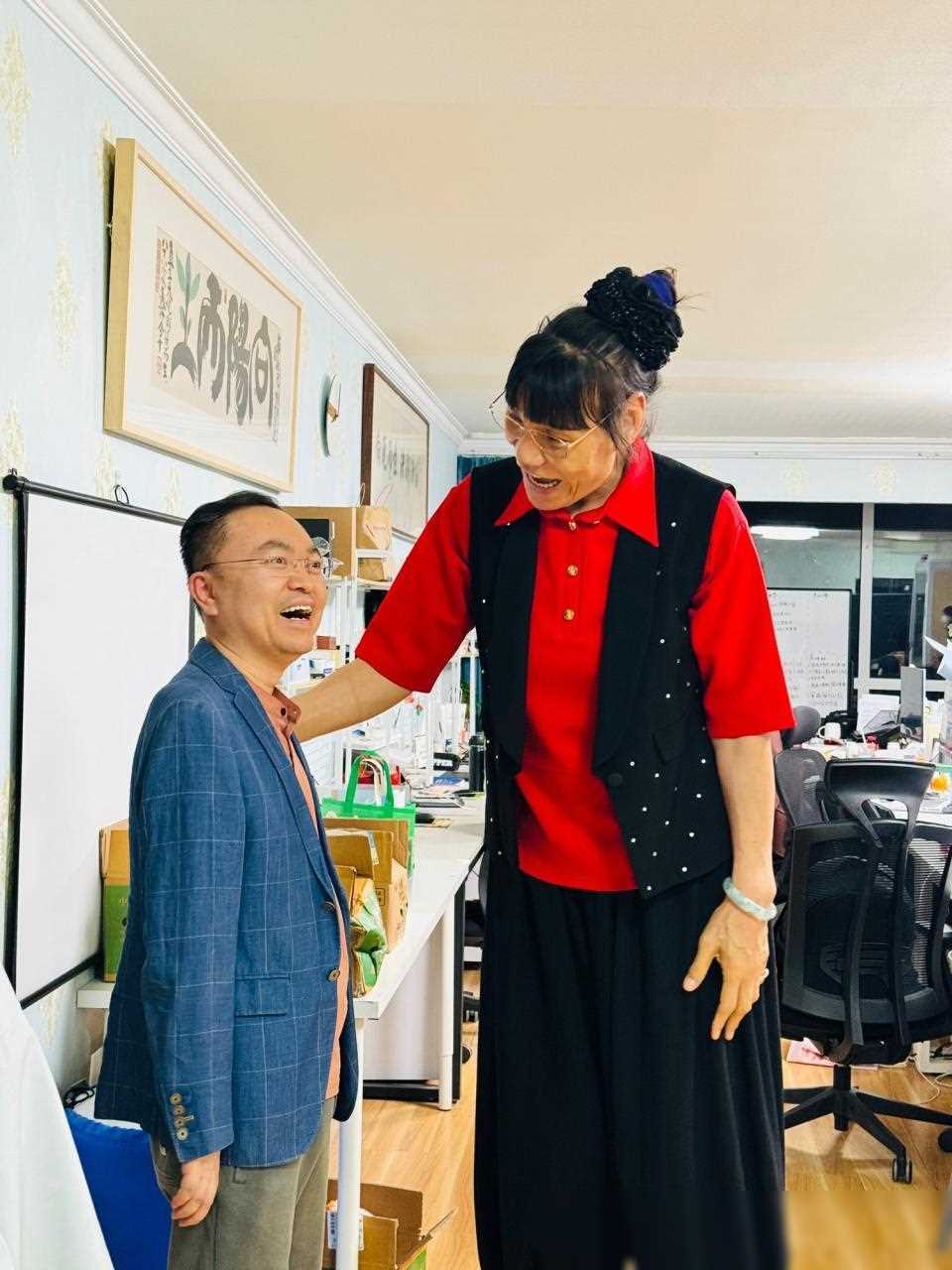 原创57岁郑海霞现身直播间双腿变形婚姻状况引关注