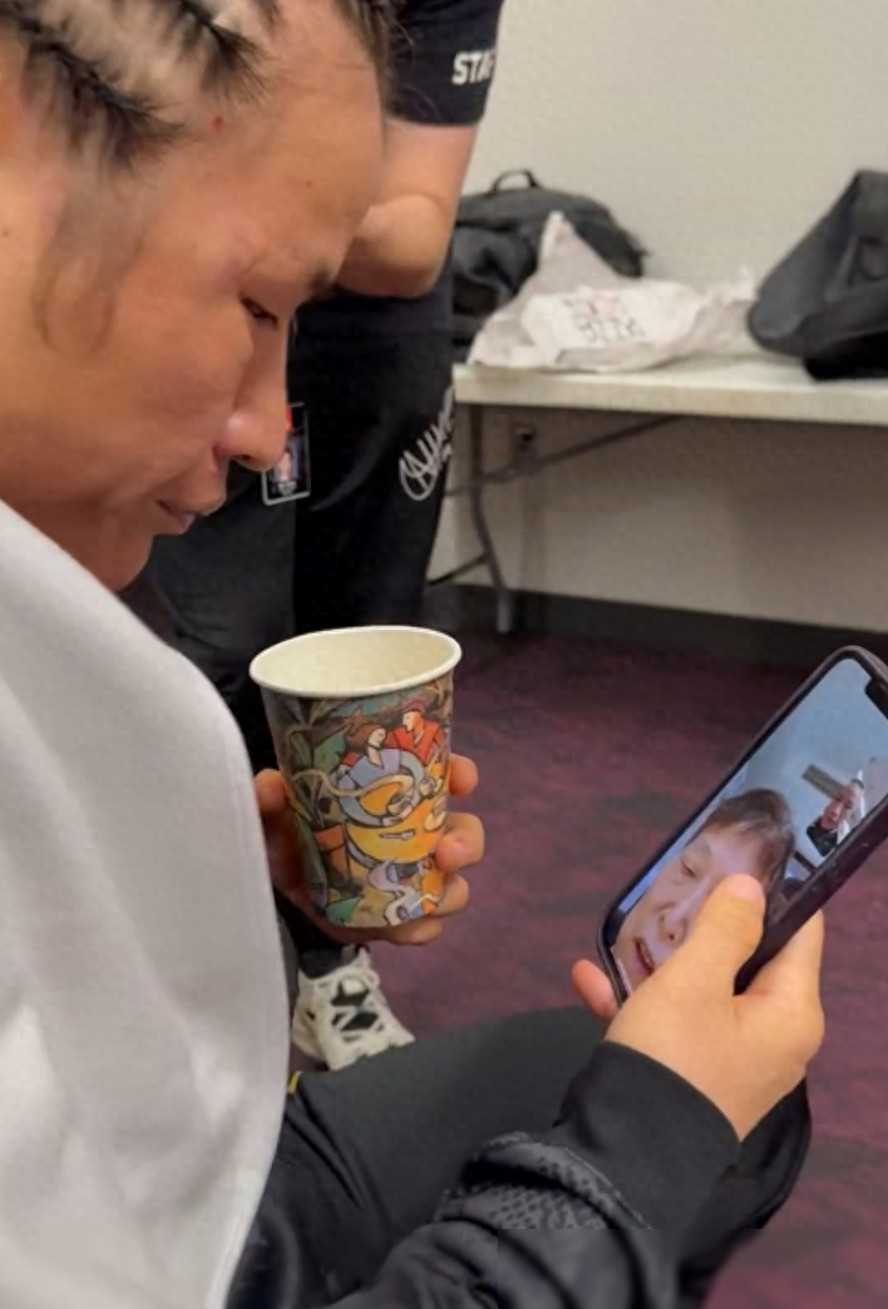 张伟丽成功卫冕并称赞对手后第一时间向母亲报平安