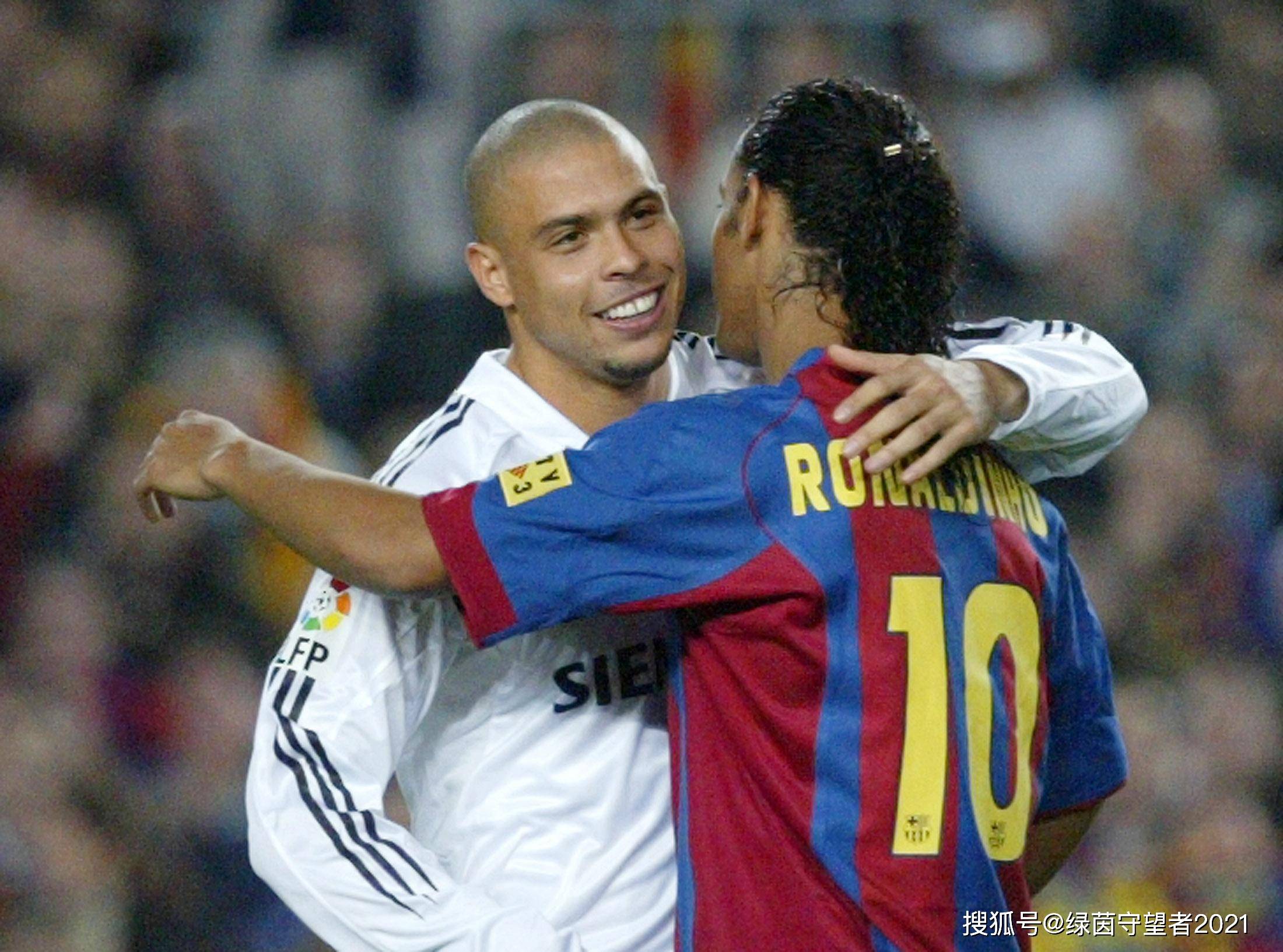 26岁的c罗,不但拿过金球奖,而且每年都在金球奖前三,与梅西的"双骄之