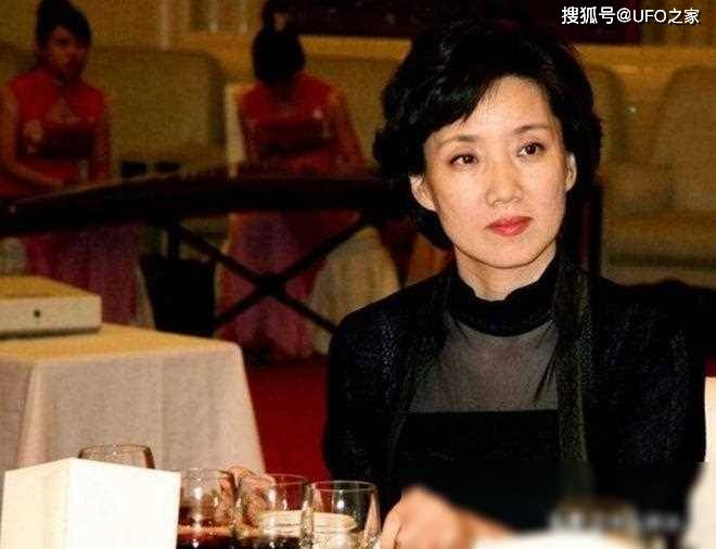 央视主持李修平二婚丁克与大10岁丈夫相伴余生
