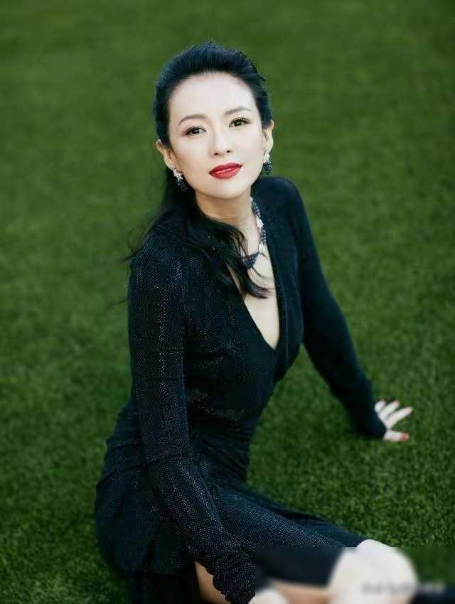 章子怡电影节穿衣引热议，胸前抢镜备受关注