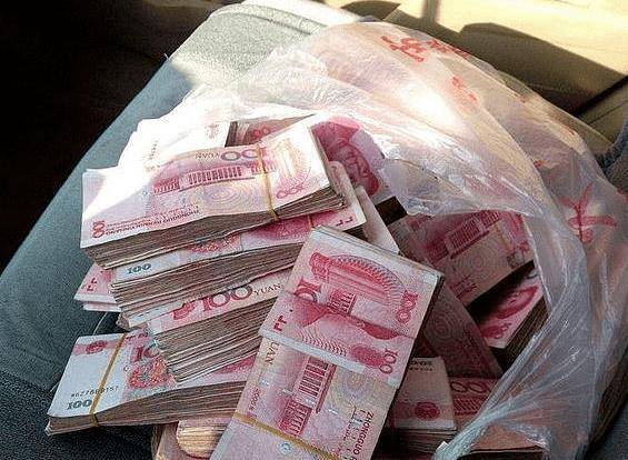 当中,刘思琦根本就不会把钱当一回事;毕竟,刘思琦家是真正的富豪之家