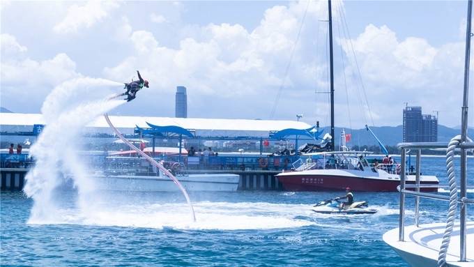 我们体验了潜水和快艇拖伞,真正的"上天下海"了哈哈哈.