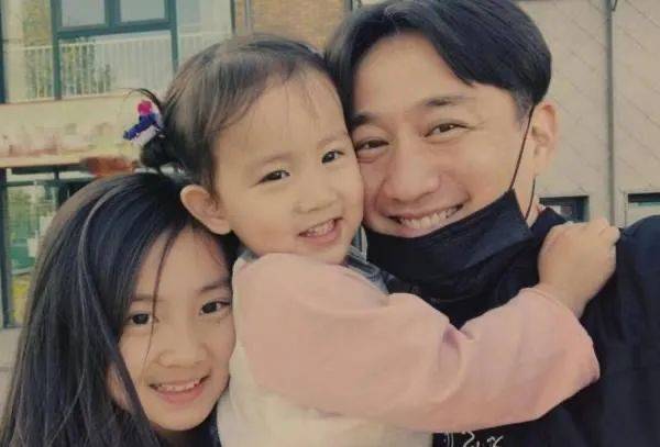 学古典舞出身的孙莉,虽然连生三胎,但也还算是争气,身材一直没有走样.